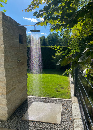 YOGA im Garten - Die Freiluftdusche